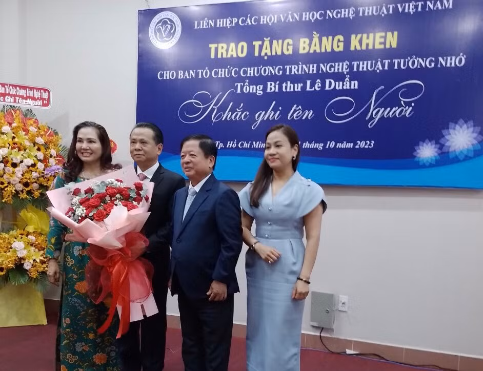 Lãnh đạo Ủy ban toàn quốc Liên hiệp các Hội Văn học nghệ thuật Việt Nam tặng hoa Ban Chỉ đạo và Tổ chức Chương trình. Lãnh đạo Ủy ban toàn quốc Liên hiệp các Hội Văn học nghệ thuật Việt Nam tặng hoa Ban Chỉ đạo và Tổ chức Chương trình.