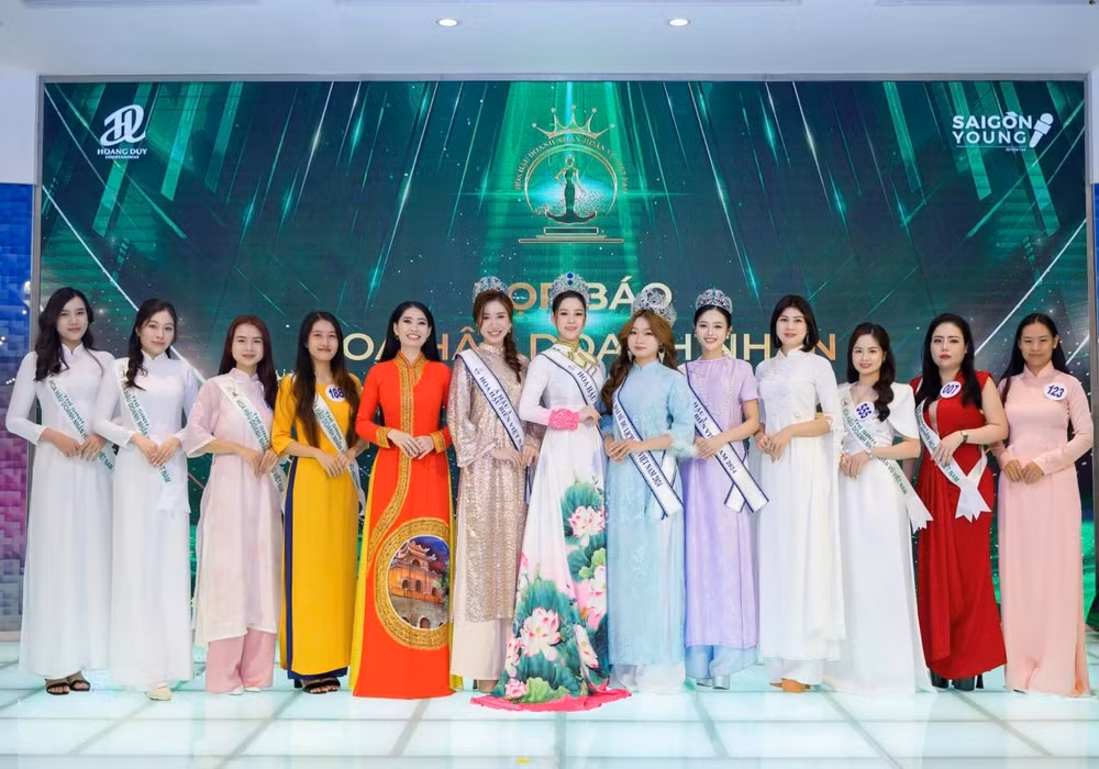 Các thí sinh cuộc thi Hoa hậu Doanh nhân Hoàn vũ Việt Nam 2025 cùng những người đẹp đoạt giải Hoa hậu Biển Việt Nam 2024 và Ban Tổ chức trong trang phục áo dài truyền thống.