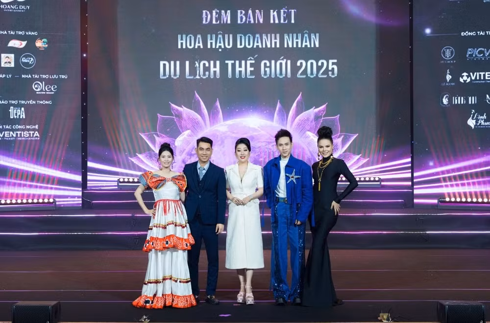 (Từ trái sang) Chủ tịch cuộc thi - Thạc sĩ, Hoa hậu Lê Thị Thơ, Giám đốc truyền thông - Nhà báo Trung Hoàng,Trưởng Ban tổ chức cuộc thi - Nhà báo Huỳnh Ngọc Kim Trang, ca sĩ Nguyên Vũ và Hoa hậu Thanh Tâm.