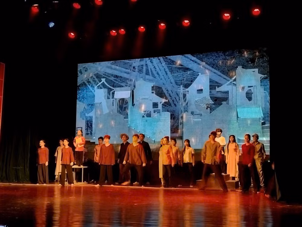 Bằng kỹ thuật và công nghệ thiết kế sân khấu hiện đại, vở nhạc kịch mang lại nhiều ấn tượng, phù hợp bối cảnh không gian và sinh hoạt của năm 1930. Bằng kỹ thuật và công nghệ thiết kế sân khấu hiện đại, vở nhạc kịch mang lại nhiều ấn tượng, phù hợp bối cảnh không gian và sinh hoạt của năm 1930.