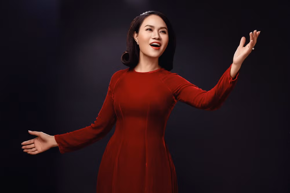 Chương trình có Nghệ sĩ Nhân dân Mai Hoa biểu diễn cùng nhiều nghệ sĩ nổi tiếng.