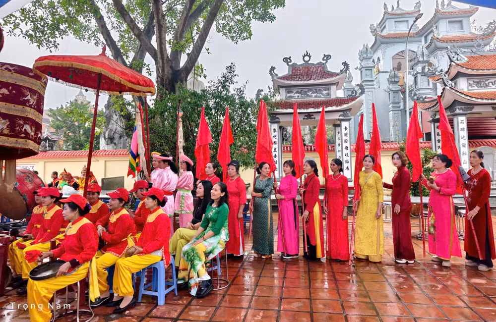Đại diện đông đảo các tầng lớp nhân dân tham dự lễ hội mùa Xuân tại đình Thái Bình.