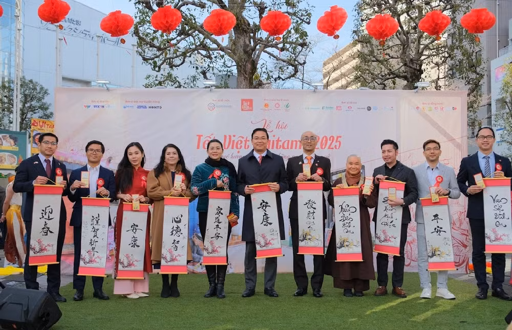 Các khách mời, đại biểu xin chữ ngày đầu Xuân tại lễ hội. Các khách mời, đại biểu xin chữ ngày đầu Xuân tại lễ hội.
