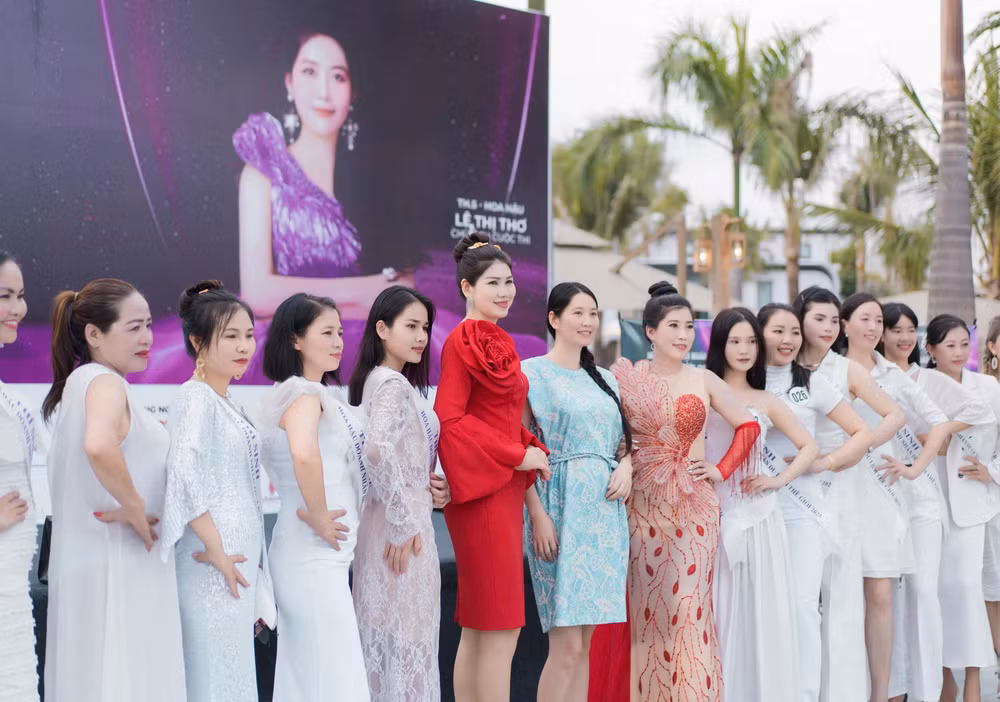 Thạc sĩ, Hoa hậu Lê Thị Thơ - Chủ tịch cuộc thi (áo xanh) chụp ảnh cùng các thí sinh.
