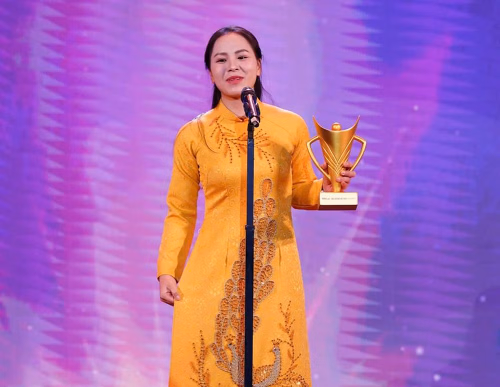Xạ thủ Trịnh Thu Vinh nhận giải Nữ vận động viên của năm. (Ảnh: Webthethao) Xạ thủ Trịnh Thu Vinh nhận giải Nữ vận động viên của năm. (Ảnh: Webthethao)