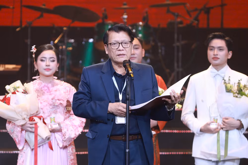 Nghệ sĩ Nhân dân Quang Vinh, Trưởng Ban giám khảo cuộc thi. Nghệ sĩ Nhân dân Quang Vinh, Trưởng Ban giám khảo cuộc thi.