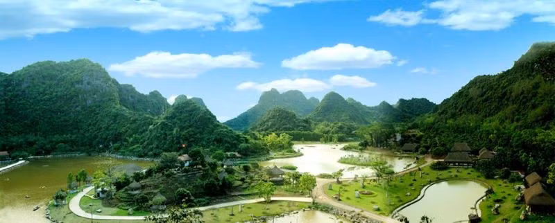 Một góc khu du lịch sinh thái Thung Nham nhìn từ trên cao. (Ảnh: Lan Trần) Một góc khu du lịch sinh thái Thung Nham nhìn từ trên cao. (Ảnh: Lan Trần)