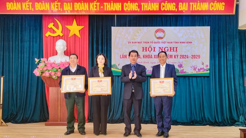 Chủ tịch Ủy ban MTTQ tỉnh Ninh Bình Nguyễn Hoàng Hà trao Bằng khen của Ủy ban MTTQ Việt Nam tỉnh cho các tập thể, cá nhân có thành tích xuất sắc trong công tác Mặt trận năm 2024. Chủ tịch Ủy ban MTTQ tỉnh Ninh Bình Nguyễn Hoàng Hà trao Bằng khen của Ủy ban MTTQ Việt Nam tỉnh cho các tập thể, cá nhân có thành tích xuất sắc trong công tác Mặt trận năm 2024.