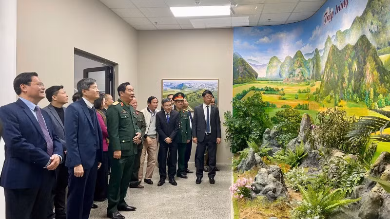 Các đại biểu tham quan công trình Tổ hợp Bảo tàng-Thư viện thành phố Tam Điệp. Các đại biểu tham quan công trình Tổ hợp Bảo tàng-Thư viện thành phố Tam Điệp.