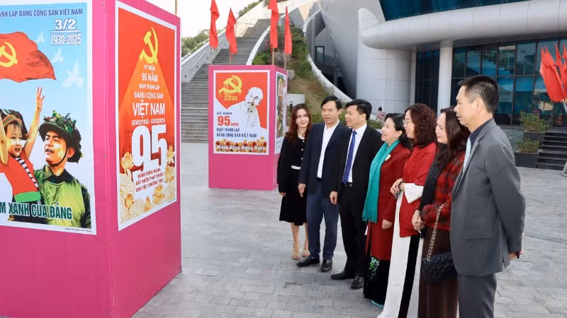 Các đại biểu tham quan triển lãm cuộc thi tranh cổ động tuyên truyền kỷ niệm 95 năm ngày thành lập Đảng Cộng sản Việt Nam tại nhà hát Phạm Thị Trân, thành phố Ninh Bình.