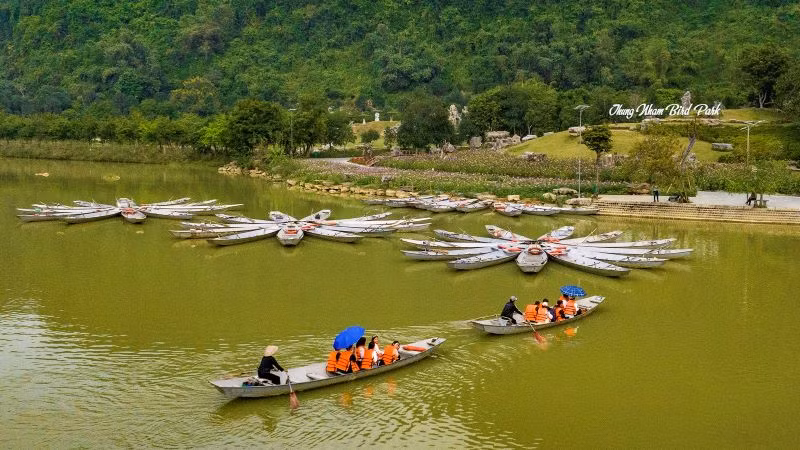 Hàng triệu lượt khách mỗi năm về thăm Thung Nham và có trải nghiệm thú vị tại đây. (Ảnh: Lan Trần) Hàng triệu lượt khách mỗi năm về thăm Thung Nham và có trải nghiệm thú vị tại đây. (Ảnh: Lan Trần)