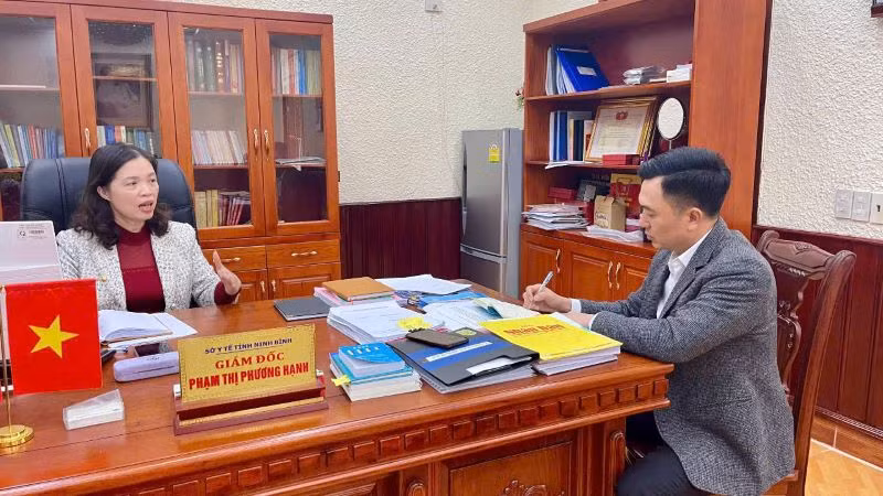 Phóng viên Báo Nhân Dân tại buổi làm việc, phỏng vấn Giám đốc Sở Y tế Ninh Bình Phạm Thị Phương Hạnh. (Ảnh: YẾN TRINH)