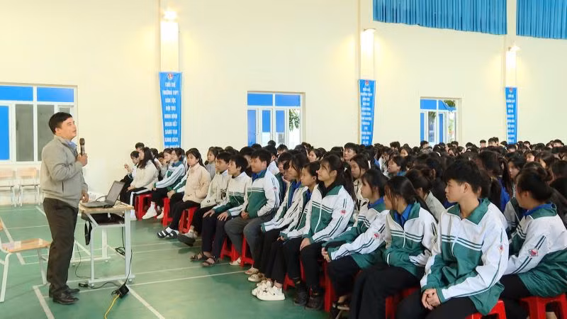 Chi cục Dân số-Kế hoạch hóa gia đình tỉnh phối hợp Trường Phổ thông Dân tộc nội trú huyện Nho Quan tổ chức lớp cung cấp thông tin, kiến thức về sức khỏe sinh sản cho học sinh nhà trường.