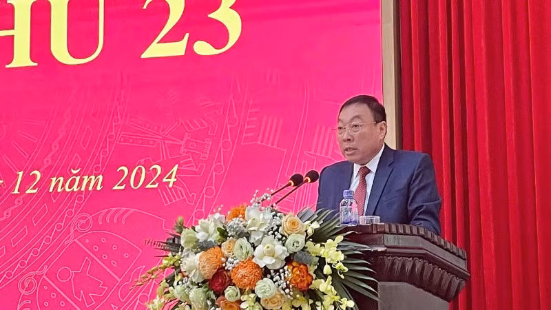 Bí thư Thành ủy Ninh Bình Đinh Văn Tiên phát biểu tại kỳ họp.