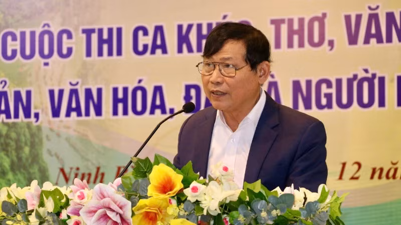 Chủ tịch Hội Văn học nghệ thuật Ninh Bình Nguyễn Đăng Hào phát biểu tại buổi lễ. Chủ tịch Hội Văn học nghệ thuật Ninh Bình Nguyễn Đăng Hào phát biểu tại buổi lễ.