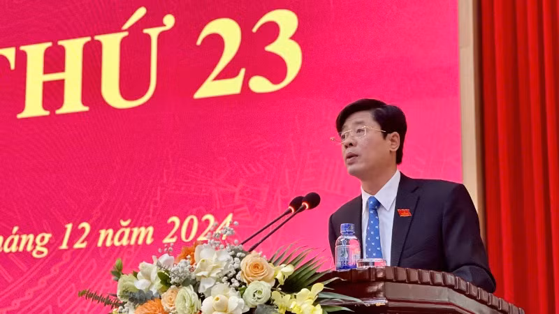 Đồng chí Đoàn Mạnh Tùng, Phó Chủ tịch Thường trực Hội đồng nhân dân thành phố Ninh Bình báo cáo công tác năm 2024, nhiệm vụ trọng tâm công tác năm 2025 của Thường trực Hội đồng nhân dân thành phố.