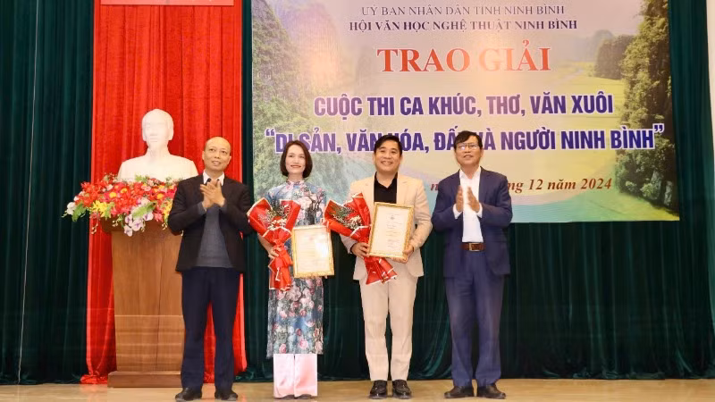 Ban tổ chức trao giải Nhất cho các tác giả của hai thể loại ca khúc và văn xuôi.
