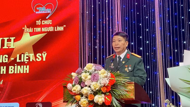 Đại tá, nhà văn Đặng Vương Hưng, Chủ tịch Tổ chức "Trái tim người lính Việt Nam" phát biểu tại buổi lễ.