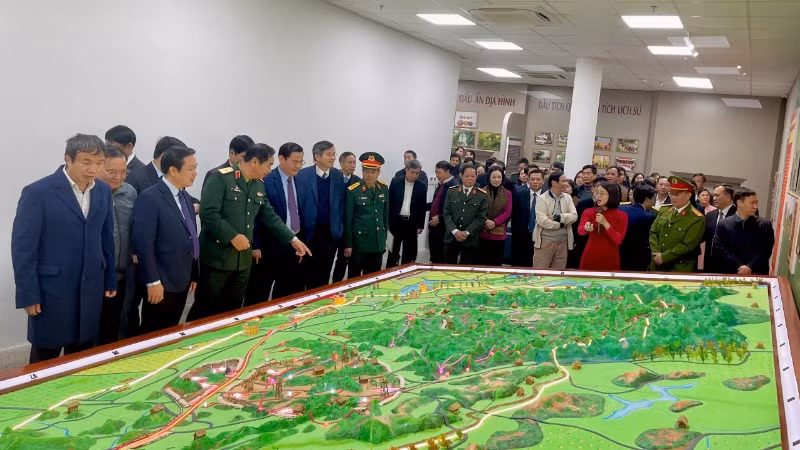 Tòa nhà bảo tàng được cải tạo, nâng cấp, xây dựng 2 tầng với tổng diện tích sàn 1.315m2 cùng với công trình nhà dịch vụ, phòng làm việc và các hạng mục phụ trợ khác. Tòa nhà bảo tàng được cải tạo, nâng cấp, xây dựng 2 tầng với tổng diện tích sàn 1.315m2 cùng với công trình nhà dịch vụ, phòng làm việc và các hạng mục phụ trợ khác.