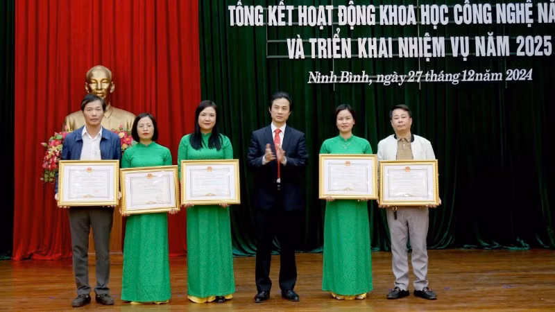Dịp này, nhiều tập thể, cá nhân có thành tích xuất sắc trong công tác khoa học và công nghệ được Ủy ban nhân dân tỉnh Ninh Bình tỉnh khen thưởng. Dịp này, nhiều tập thể, cá nhân có thành tích xuất sắc trong công tác khoa học và công nghệ được Ủy ban nhân dân tỉnh Ninh Bình tỉnh khen thưởng.