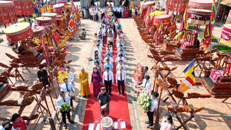 Các đồng chí lãnh đạo tỉnh Ninh Bình, huyện Gia Viễn cùng người dân dâng hương tưởng nhớ Đức Thánh Nguyễn. Các đồng chí lãnh đạo tỉnh Ninh Bình, huyện Gia Viễn cùng người dân dâng hương tưởng nhớ Đức Thánh Nguyễn.
