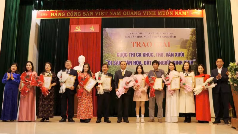 Ban tổ chức trao giải Ba cho các tác giả. Ban tổ chức trao giải Ba cho các tác giả.
