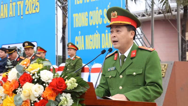 Đại diện cho lực lượng Công an tỉnh, Thượng tá Hoàng Đức Nên, Trưởng phòng cảnh sát hình sự, Công an tỉnh Ninh Bình khẳng định, trong quá trình thực hiện nhiệm vụ công tác, lực lượng công an tuyệt đối chấp hành nghiêm Điều lệnh Công an nhân dân, quy chế, quy trình công tác; khắc phục mọi khó khăn, đoàn kết thống nhất, hy sinh quyền lợi của cá nhân, nhất là trong dịp Tết Nguyên đán với phương châm “Thức cho dân ngủ ngon, gác cho dân vui chơi” để hoàn thành xuất sắc mọi nhiệm vụ được giao. Đại diện cho lực lượng Công an tỉnh, Thượng tá Hoàng Đức Nên, Trưởng phòng cảnh sát hình sự, Công an tỉnh Ninh Bình khẳng định, trong quá trình thực hiện nhiệm vụ công tác, lực lượng công an tuyệt đối chấp hành nghiêm Điều lệnh Công an nhân dân, quy chế, quy trình công tác; khắc phục mọi khó khăn, đoàn kết thống nhất, hy sinh quyền lợi của cá nhân, nhất là trong dịp Tết Nguyên đán với phương châm “Thức cho dân ngủ ngon, gác cho dân vui chơi” để hoàn thành xuất sắc mọi nhiệm vụ được giao.