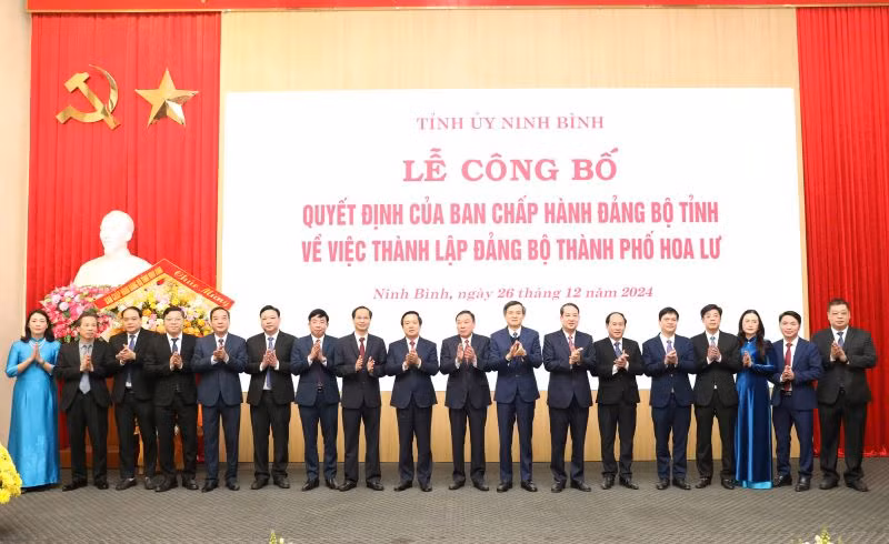 Các đồng chí Thường trực Tỉnh ủy Ninh Bình chúc mừng Ban Thường vụ mới Thành ủy Hoa Lư. (Ảnh: ĐỨC PHƯƠNG) Các đồng chí Thường trực Tỉnh ủy Ninh Bình chúc mừng Ban Thường vụ mới Thành ủy Hoa Lư. (Ảnh: ĐỨC PHƯƠNG)