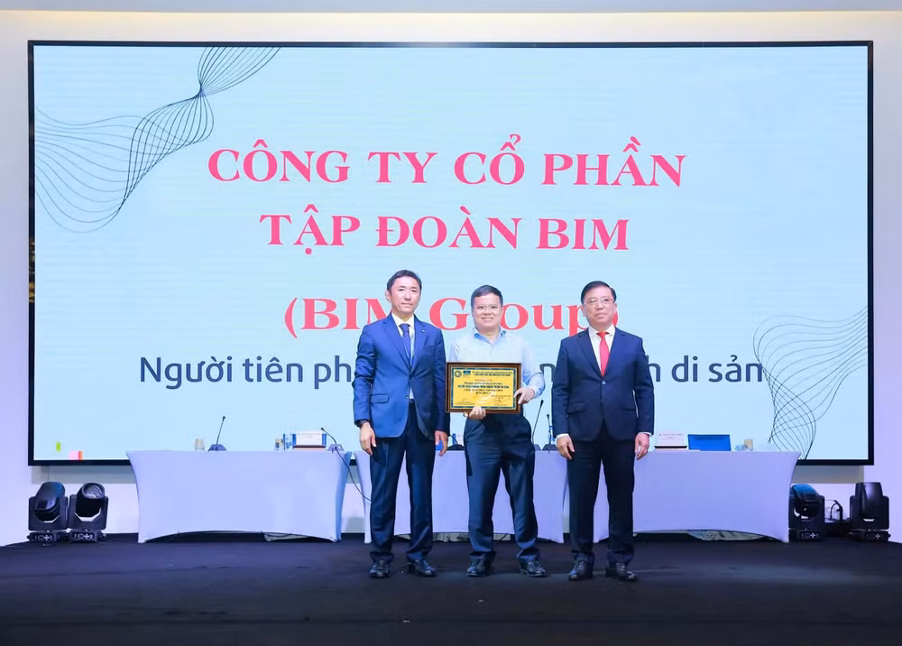 Đại diện BIM Group nhận danh hiệu “Người Tiên phong trong hành trình di sản 2024”. (Ảnh: BIM Group)