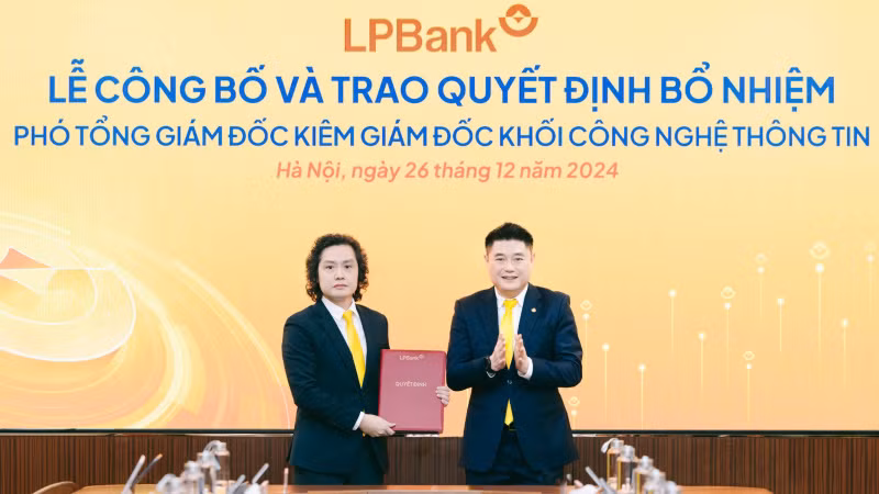 Ông Nguyễn Đức Thụy – Chủ tịch HĐQT LPBank trao quyết định bổ nhiệm cho ông Lưu Danh Đức.