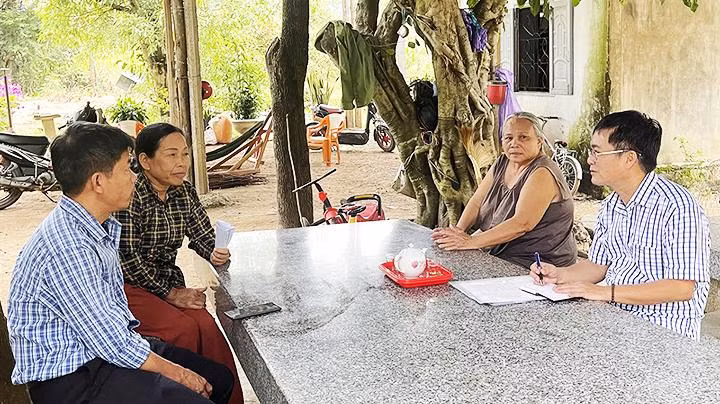 Các hộ dân cung cấp thông tin về tình hình sử dụng đất.