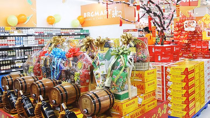 Nhiều mặt hàng giảm giá bày bán tại siêu thị.