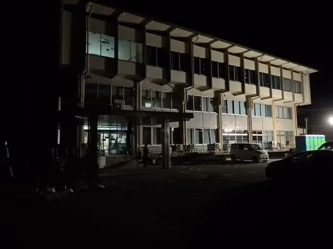 Nhà cộng đồng của thị trấn Wajima được dùng làm nơi lánh nạn, điểm sáng duy nhất trong màn đêm của thị trấn sau động đất. (Ảnh: TTXVN)
