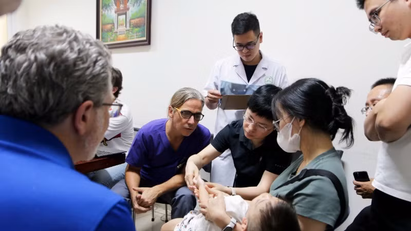 Các chuyên gia quốc tế cùng tham gia khám, hội chẩn cùng các bác sĩ Bệnh viện đa khoa Xanh Pôn.