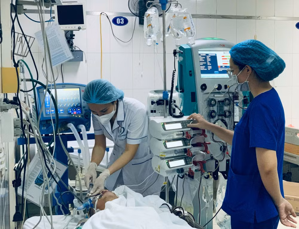 Ê-kíp cấp cứu tích cực điều trị cho người bệnh.