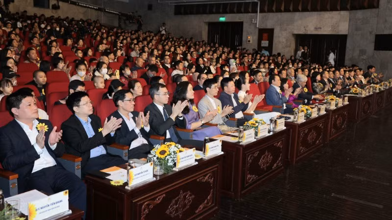 Các đại biểu dự chương trình giao lưu nghệ thuật. Các đại biểu dự chương trình giao lưu nghệ thuật.