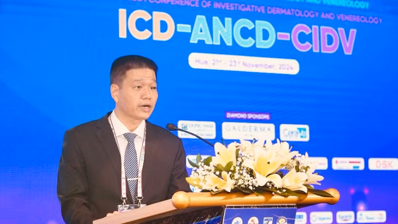 PGS,TS Lê Hữu Doanh, Giám đốc Bệnh viện Da liễu Trung ương phát biểu khai mạc các hội nghị.