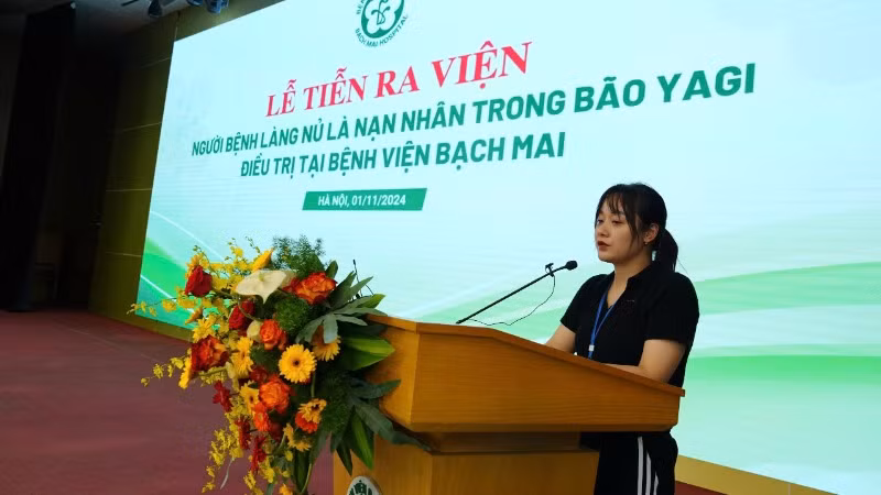 Chị Hoàng Thị Dịp chia sẻ, gửi lời cảm ơn tập thể thầy thuốc Bệnh viện Bạch Mai đã sinh ra con lần thứ hai. Chị Hoàng Thị Dịp chia sẻ, gửi lời cảm ơn tập thể thầy thuốc Bệnh viện Bạch Mai đã sinh ra con lần thứ hai.