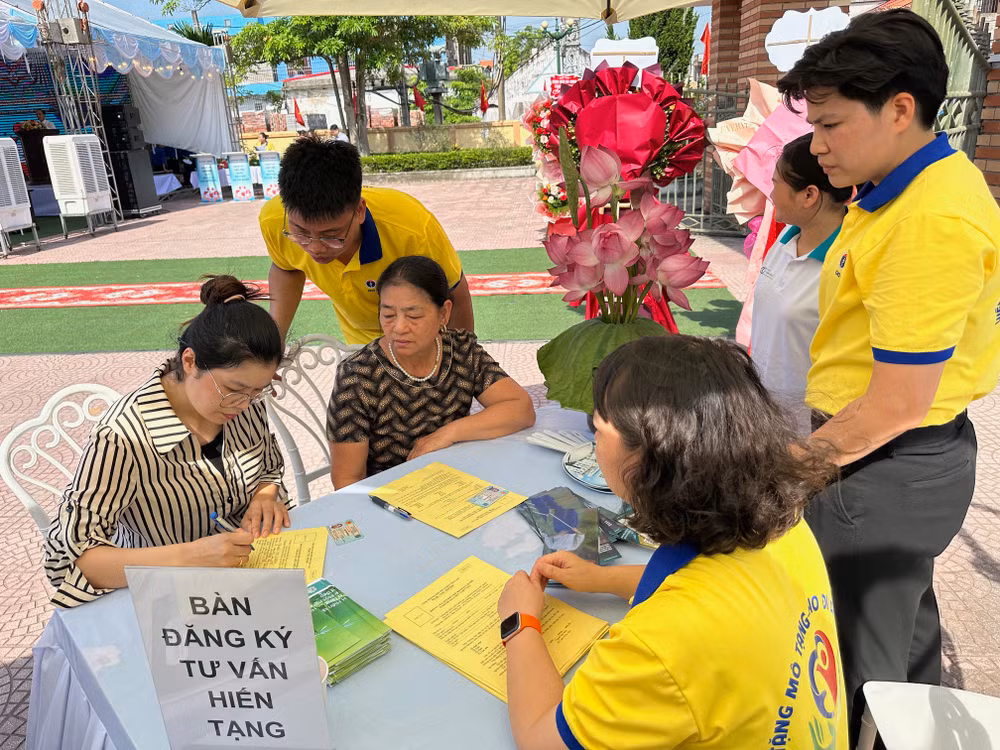 Đông đảo người dân được tư vấn, hướng dẫn đăng ký hiến mô, bộ phận cơ thể người Đông đảo người dân được tư vấn, hướng dẫn đăng ký hiến mô, bộ phận cơ thể người