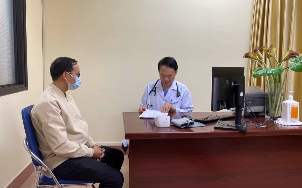Chuyên gia đầu ngành Viện Tim mạch quốc gia khám, tư vấn cho người bệnh.