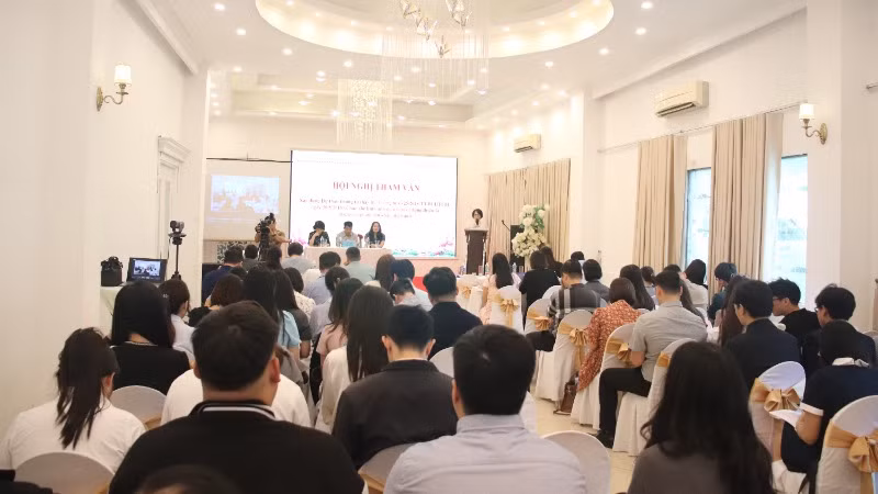 Đông đảo đại biểu tham gia hội nghị. Đông đảo đại biểu tham gia hội nghị.