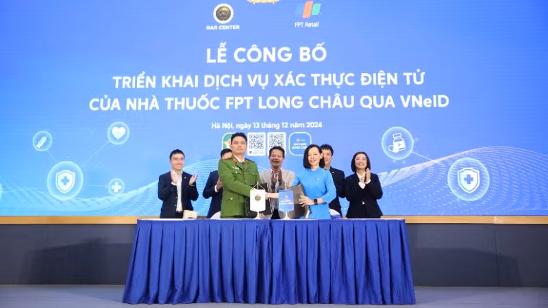 Đại diện FPT Long Châu và Trung tâm RAR ký kết chương trình phối hợp giữa hai đơn vị Đại diện FPT Long Châu và Trung tâm RAR ký kết chương trình phối hợp giữa hai đơn vị