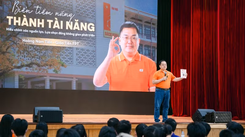 Phó Chủ tịch Hội đồng Trường đại học FPT Hoàng Nam Tiến trao đổi tại chương trình FPT Leader Talk.