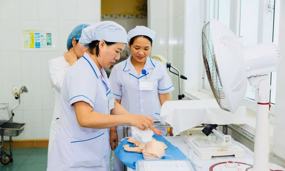 Nhân viên y tế tại Trung tâm Y tế huyện Đakrông thực hành chăm sóc trẻ trên mô hình Nhân viên y tế tại Trung tâm Y tế huyện Đakrông thực hành chăm sóc trẻ trên mô hình