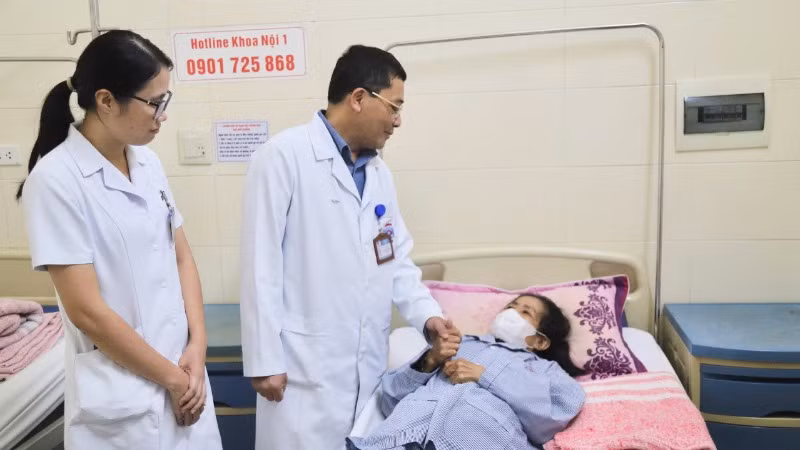 Phát triển mạng lưới cơ sở y tế sẽ giúp người dân tiếp cận dịch vụ chăm sóc sức sức khỏe chuyên sâu, chất lượng cao. Trong ảnh: trao đổi, động viên người bệnh điều trị tại Bệnh viện K Phát triển mạng lưới cơ sở y tế sẽ giúp người dân tiếp cận dịch vụ chăm sóc sức sức khỏe chuyên sâu, chất lượng cao. Trong ảnh: trao đổi, động viên người bệnh điều trị tại Bệnh viện K