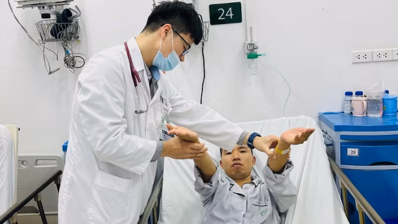 Điều trị cho người bệnh đột quỵ tại Trung tâm đột quỵ (Bệnh viện Bạch Mai).