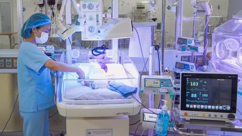 Các bệnh viện trên địa bàn thành phố Vinh (Nghệ An) đang không ngừng phấn đấu trở thành bệnh viện vùng. Trong ảnh: theo dõi trẻ sơ sinh tại khoa Hồi sức Cấp cứu Sơ sinh, Bệnh viện Sản Nhi Nghệ An.