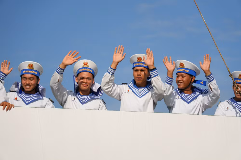 Cán bộ, chiến sĩ vẫy tay tạm biệt đất liền.