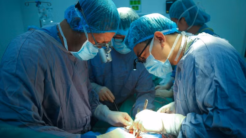 Các bác sĩ Bệnh viện Hữu nghị Việt Đức thực hiện ca ghép đồng thời tim-gan.