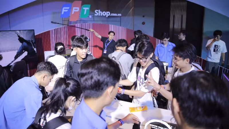 Đông đảo bạn trẻ tham dự và trải nghiệm công nghệ tại FPT Techday 2024.